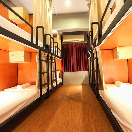 Thonglor Travellers Hostel And Cafe Bangkok Exteriér fotografie