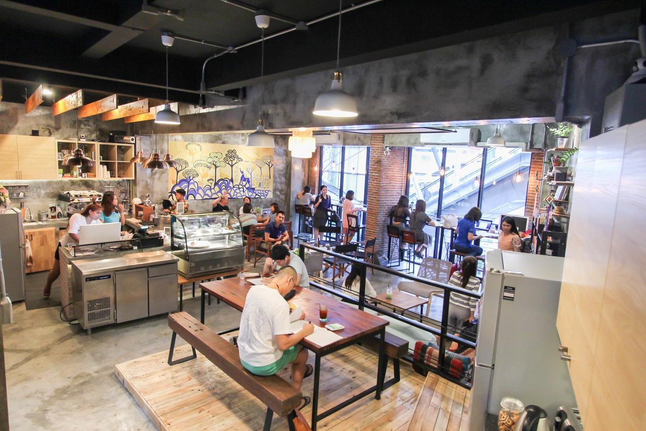 Thonglor Travellers Hostel And Cafe Bangkok Exteriér fotografie