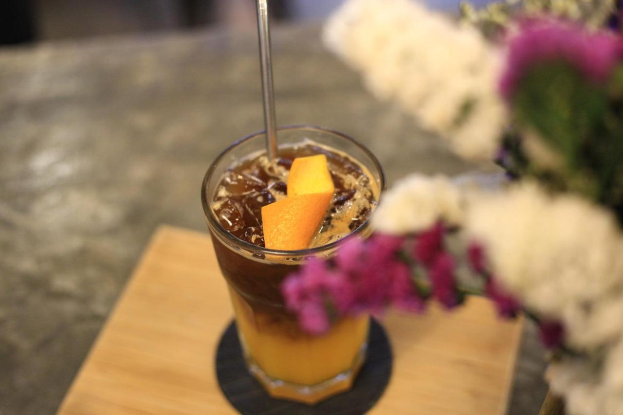 Thonglor Travellers Hostel And Cafe Bangkok Exteriér fotografie