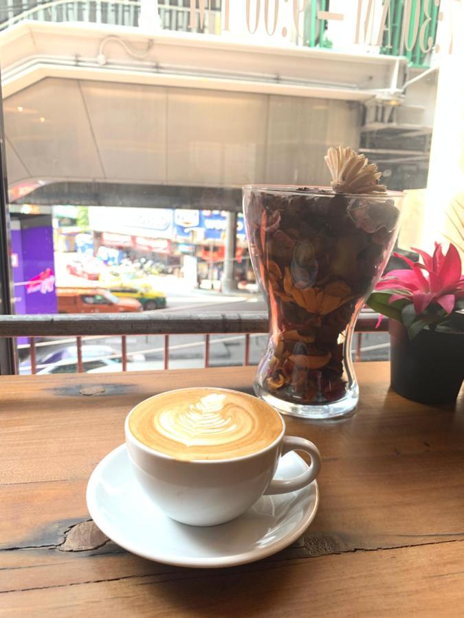 Thonglor Travellers Hostel And Cafe Bangkok Exteriér fotografie