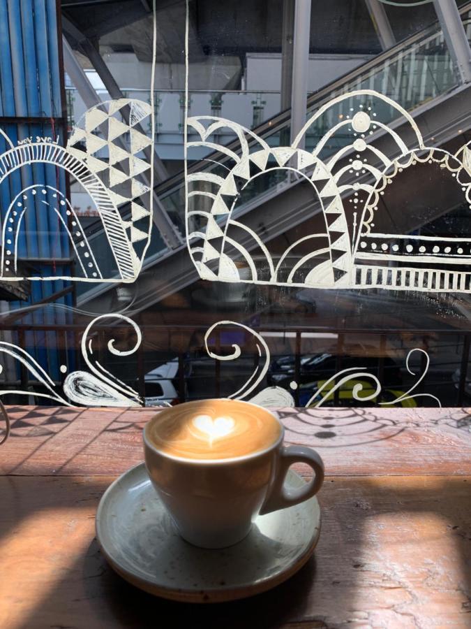Thonglor Travellers Hostel And Cafe Bangkok Exteriér fotografie