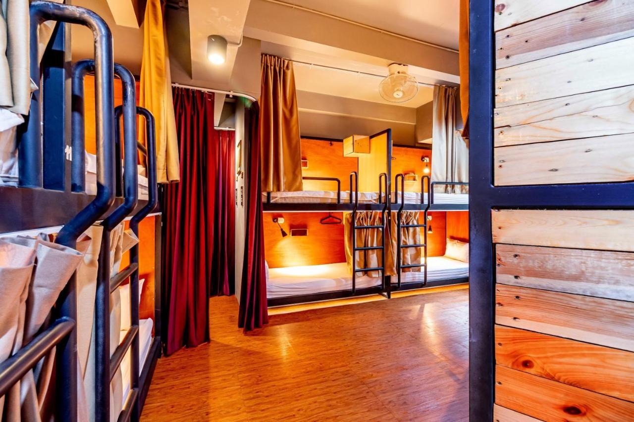 Thonglor Travellers Hostel And Cafe Bangkok Exteriér fotografie