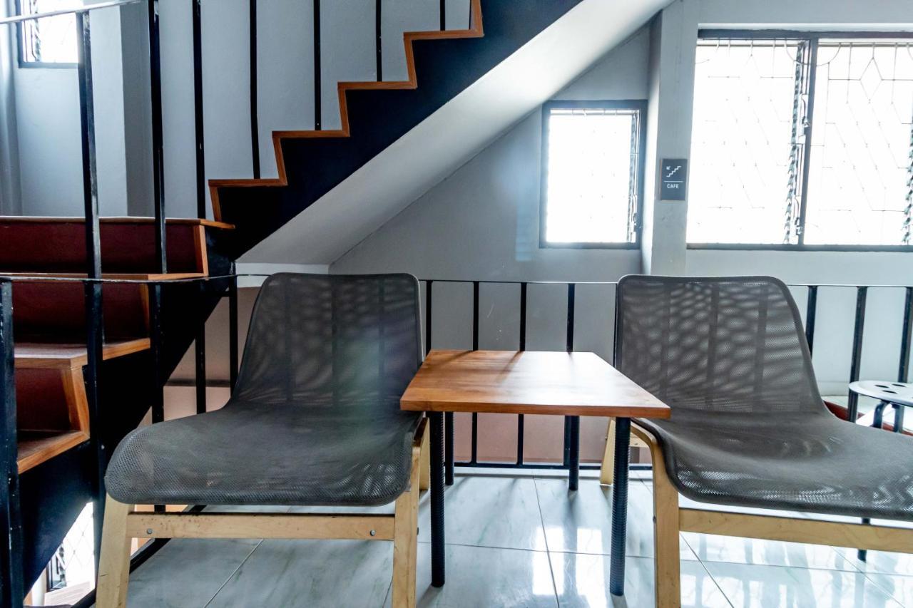 Thonglor Travellers Hostel And Cafe Bangkok Exteriér fotografie