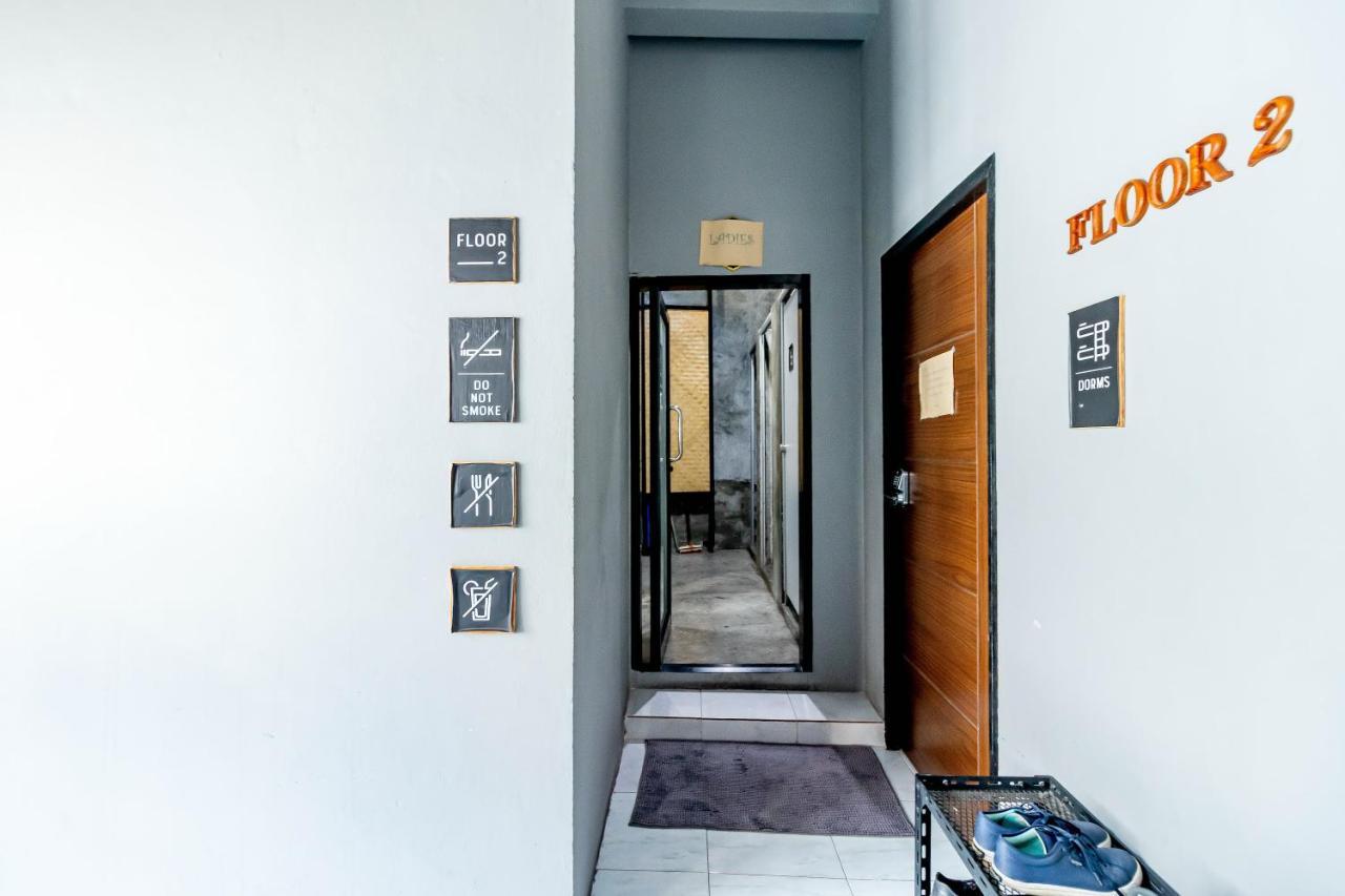 Thonglor Travellers Hostel And Cafe Bangkok Exteriér fotografie
