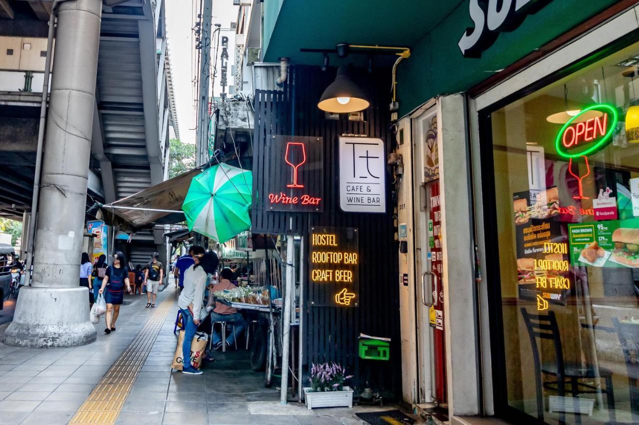 Thonglor Travellers Hostel And Cafe Bangkok Exteriér fotografie