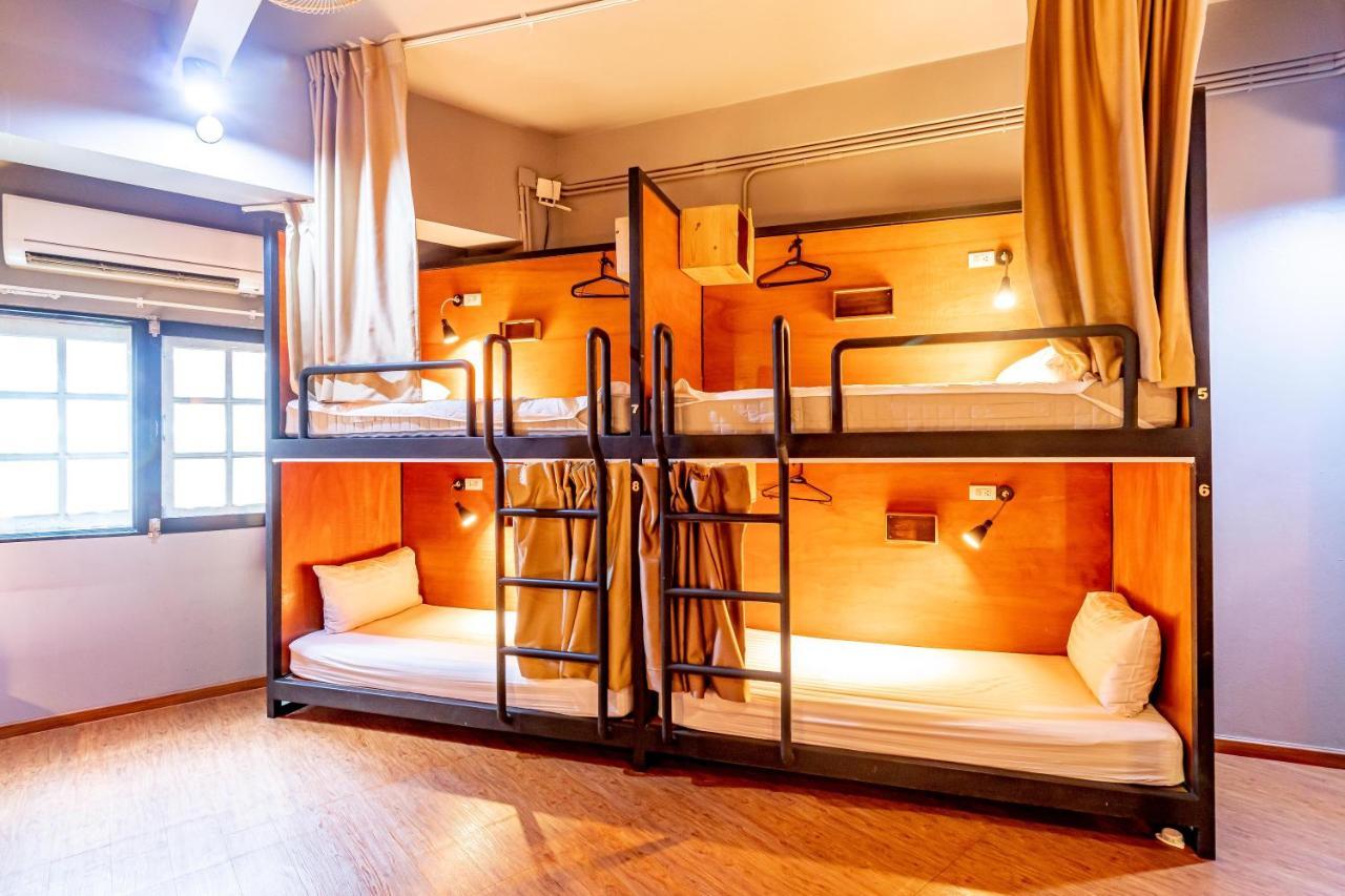 Thonglor Travellers Hostel And Cafe Bangkok Exteriér fotografie