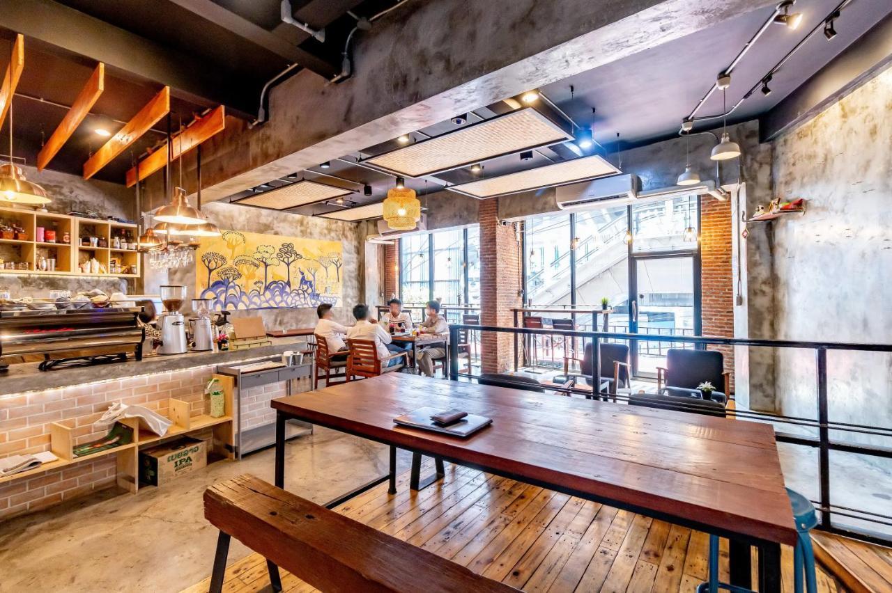 Thonglor Travellers Hostel And Cafe Bangkok Exteriér fotografie