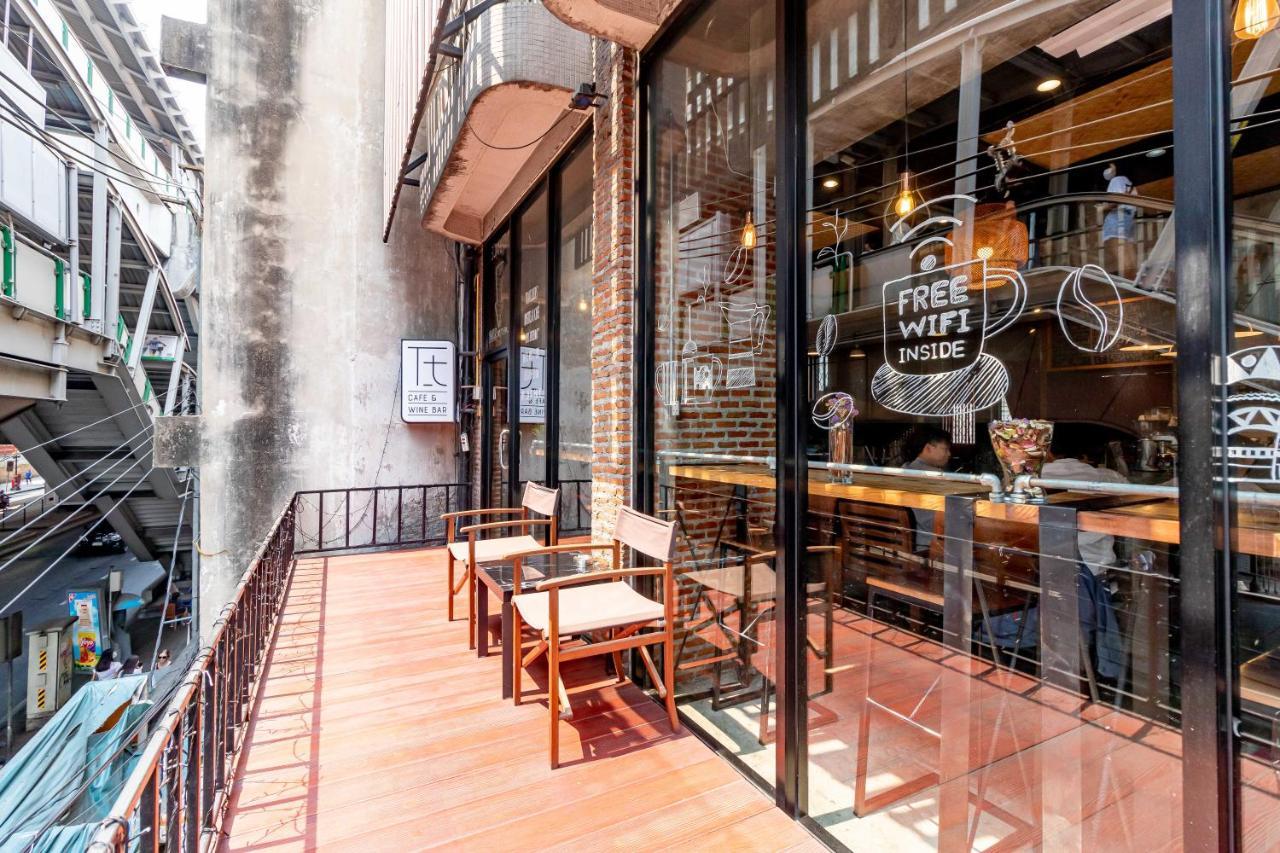 Thonglor Travellers Hostel And Cafe Bangkok Exteriér fotografie